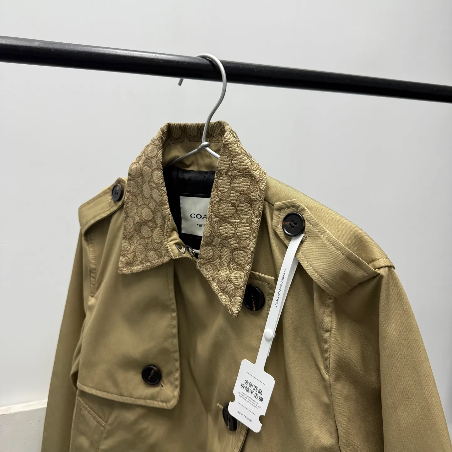 New for the New Year, COH’s Classic logo presbyopic Khaki short Barn style jacket and windbreaker! Sisters! The super-good-looking windbreaker is here, it fits the BBR, it’s cool and cool! Stylish and elegant! Neat, stylish and slimming, the short version is super friendly for girls and can well optimize body proportions. Pair it with high-waisted pants or a skirt to create the illusion of long legs in minutes. Whether it is buttoned up or unbuttoned, it is very stylish. It is perfect for taking pictures when traveling in spring. It is full of atmosphere. The earth tones that revive all things are very powerful. The double-breasted design and the Classic jacquard pattern on the collar give it a full sense of luxury! The cabinets are made of the same fabric and shipped from a trading company. The quality is absolutely excellent and there is no stress in getting in and out of the cabinets. Koujia's exclusive engraved horn buckle, the details are in place. The fabric inside is also Koujia's exclusive jacquard fabric. The entire dress is made of fabric, without the traditional lining, and the texture is very good. The classic style of the windbreaker, the upper part of the body is very beautiful, the shopkeeper definitely keeps it for himself! This is the only batch, no more missing out! 🤗🤗🤗 Color: Khaki Color Size: S-L (Material: Khaki twill cotton) S: Length 58cm, Bust 104cm, Shoulder Width 41.5cm, Sleeve Length 59cm M: Length 59cm, Bust 108cm, Shoulder Width 42.5m, Sleeve Length 60cm L: Length 61cm, Bust 112cm, Shoulder Width 43.5cm Sleeve length 61cm